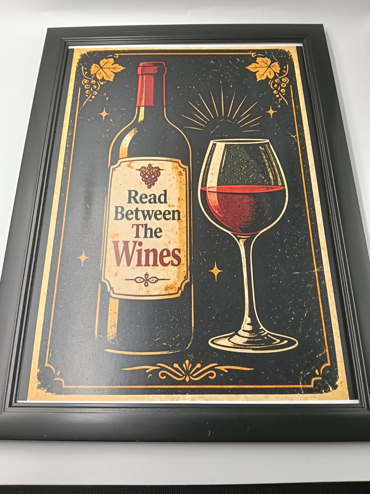 Tablou "Read Between the Wines"